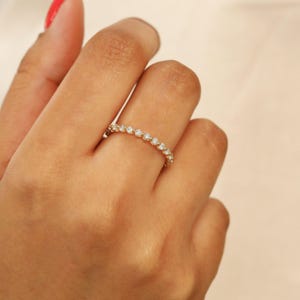 Aliança de ouro 14K com diamantes: Aliança de casamento com cravação compartilhada