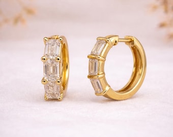 Brincos de argola articulados em ouro maciço 14k com diamantes sintéticos de 2,00 quilates e lapidação esmeralda.