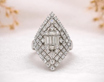 Anel de ouro maciço 18k com diamante natural em formato de marquise e pedra central com aparência de corte esmeralda. PROMOÇÃO DE AMOSTRA!