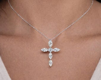 Colar com pingente de cruz em ouro maciço 14k com diamantes de laboratório, totalizando 2,50 quilates.