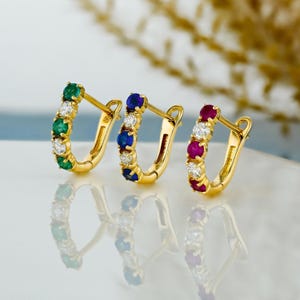 Aretes Huggie de oro de 18 quilates con diamantes: zafiro, rubí o esmeralda