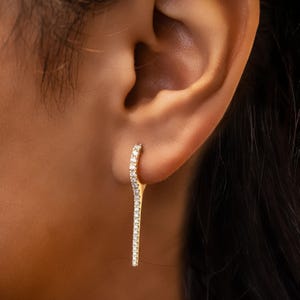 Pendiente de aro con forma de aguja y diamantes en oro de 14 k: Pendiente de carámbano con una sola punta