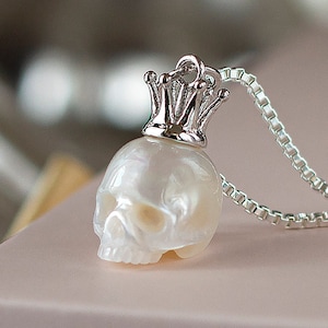Pearl Skull Necklace Skeleton Pendant Carved Pearl Pendant 925 Silver Gothic Jewelry White Pearl Pendant Gothic Pendant Memento Mori
