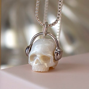 Pearl Skull Necklace Skeleton Pendant Carved Pearl Pendant 925 Silver Gothic Jewelry Edison Pearl Pendant Gothic Pendant Memento Mori