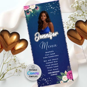 Könnte beinhalten: Eine marineblaue Menükarte mit dem Namen "Jennifer" und dem Wort "Menu" in weißer Schrift. Die Speisekarte enthält Gerichte wie Fleischbällchen und Obstsalat. Die Karte zeigt ein Foto einer Frau und florale Akzente.