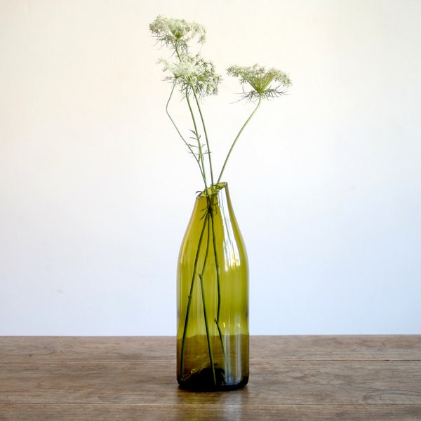 Vase handgefertigt aus einer Weinflasche, "Die Schräge"