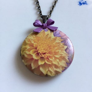Schmuck Medaillon Kette *Chrysantheme* aufklappbar