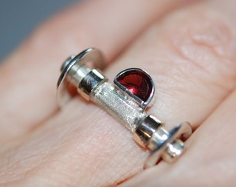 Silberring mit Granat und Roségold, Größe 53, einzigartiger, extravaganter, außergewöhnlicher Ring