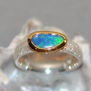 Silver ring with precious opal in an elegant gold setting, 925 sterling silver, 750 gold, size 54