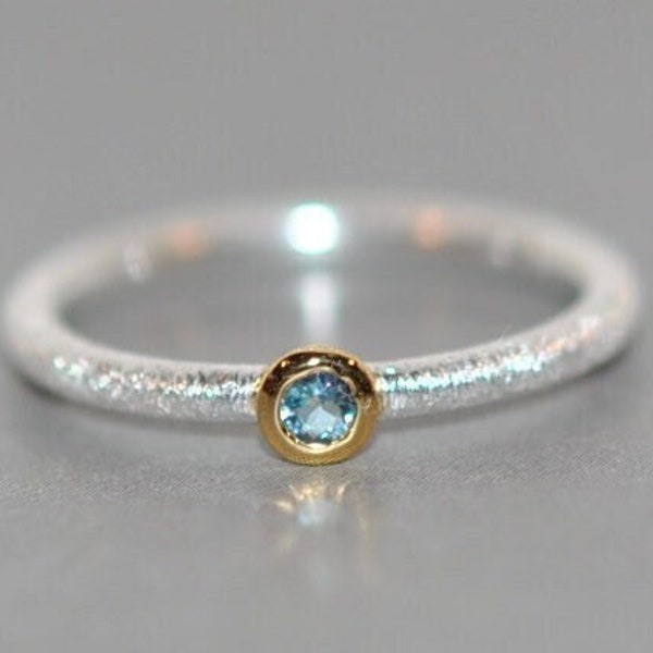 Aquamarin Ring, Feiner Silberring mit vergoldeter Fassung, minimalistischer Ring mit "mini-Punktstein"