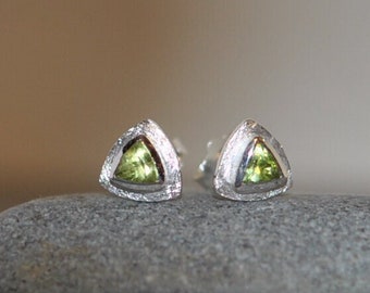 Boucles d'oreilles Silver Peridot Stud, 925 Sterling Silver, Une paire de boucles d'oreilles en forme de triangle