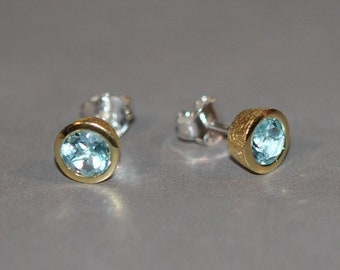 Topaze bleue, boucles d'oreilles clous, plaqué or, une paire de boucles d'oreilles clous rondes avec pierre bleue