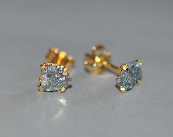 Boucles d'oreilles clous diamants bruts, argent plaqué or, paire de diamants gris naturels
