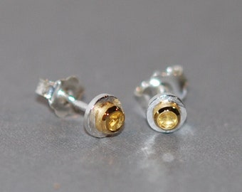 Boucles d’oreilles à tige en opale de feu/mini boucles d’oreilles à tige plaquées or Une paire de boucles d’oreilles à tige en opale argentée