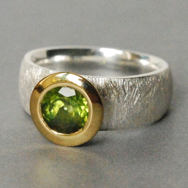 Silver ring/peridot/gold setting, size 55