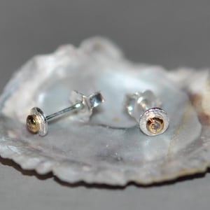 Könnte beinhalten: Handgefertigtes Holzschild mit dem Wort "Welcome" in verspielter Schrift. Das Schild hat einen weißen, abgenutzten Hintergrund und einen dunkelbraunen Rahmen, ideal für eine Eingangstür. Das Schild ist etwa 30 cm breit und 15 cm hoch.