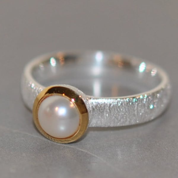 Perlenring, Silber/Gold, 925 SterlingSilber,Goldfassung 750 Gold, zeitlos schöner, eleganter Ring mit heller Perle