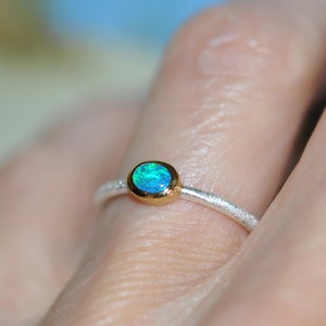 Silver ring with precious opal/gold-plated setting, turquoise-blue-green shining opal, 925 sterling silver, 750 gold, size 52