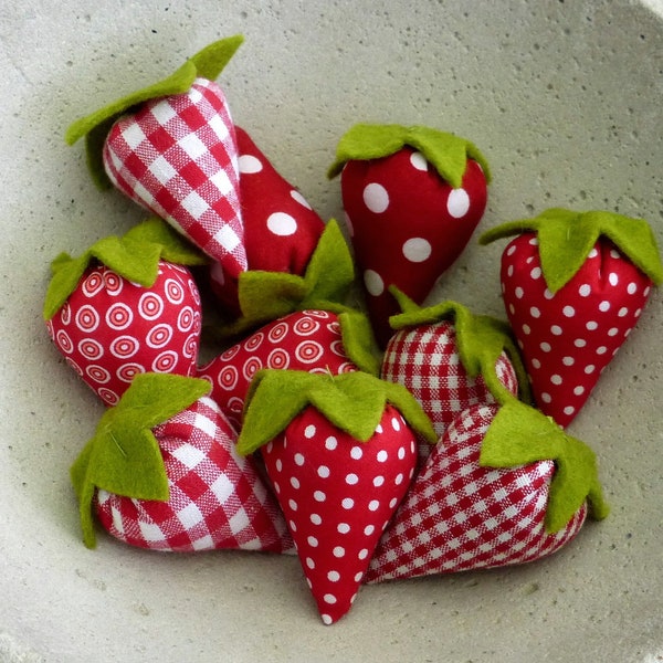 Eine Deko-Erdbeere, Erdbeere genäht, Frühling, Frühlingsdekoration, genähte Erdbeeren, Stoff-Erdbeere, Erdbeeren aus Stoff, Früchte, Beere