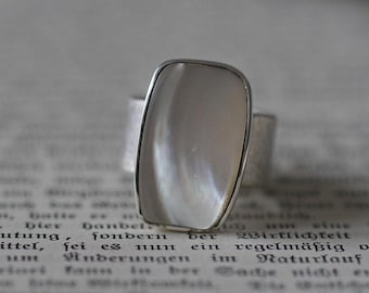 Ring mit schöner weißen massiven Perlmutteinlage von Frank Schwope, Perlmutt, Solitär-Ring, Unikatschmuck, Unikat, Goldschmiedearbeit, Ring