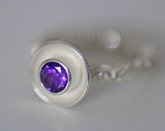 Zarter Silberring mit facettierten Amethyst in Silberschale montiert von Frank Schwope, Lila, Amethyst, Unikatschmuck, Unikat, Solitär-Ring