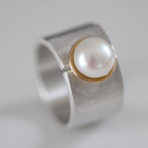 Bague en argent avec une perle noble dans un bol en or massif 750 de Frank Schwope, travail d'orfèvre, bijoux uniques, bijoux uniques, orfèvre,