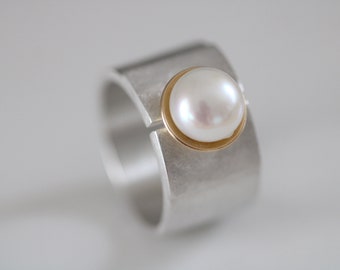 Silver ring with a precious pearl in a solid 750 gold bowl by Frank Schwope, goldsmith's work, unique jewelry, unique jewelry, goldsmiths,