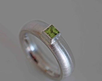 Anello in argento massiccio con peridot carree sfaccettato incastonato di Frank Schwope, anello solitario, peridot, verde, gioielli unici, orafo