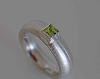 Ring in massiv Silber mit gefassten facettierten carree Peridot von Frank Schwope, Solitär-Ring, Peridot, Grün, Unikatschmuck, Goldschmiede