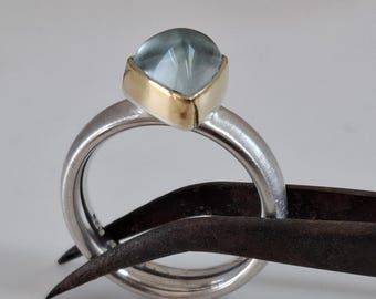 Ring met een droomachtige aquamarijn in piramidevorm, gezet in goud door Frank Schwope, uniek sieraad, solitaire ring, blauw, uniek stuk, goudsmeedwerk, sieraden