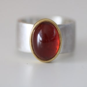 Bague avec magnifique grenat rouge cerise ovale serti en or 750 par Frank Schwope, rouge, or, argent, bague, travail d'orfèvre, unique,