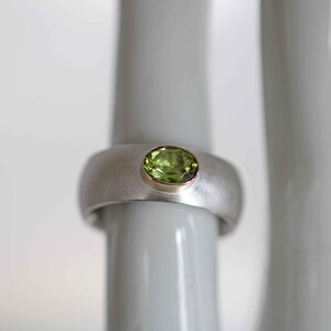 Solid silver ring with a beautiful faceted peridot set in 750 gold by Frank Schwope, goldsmith work, ring, peridot, unique image 4