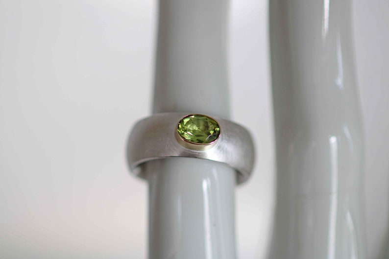 Solid silver ring with a beautiful faceted peridot set in 750 gold by Frank Schwope, goldsmith work, ring, peridot, unique image 4