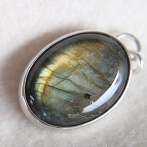 Magnifique grand pendentif labradorite, serti sur argent par Frank Schwope, bleu, vert, cabochon, grosse pierre, solitaire, travail d'orfèvrerie