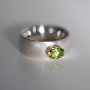 Solid silver ring with a beautiful faceted peridot set in 750 gold by Frank Schwope, goldsmith work, ring, peridot, unique image 8