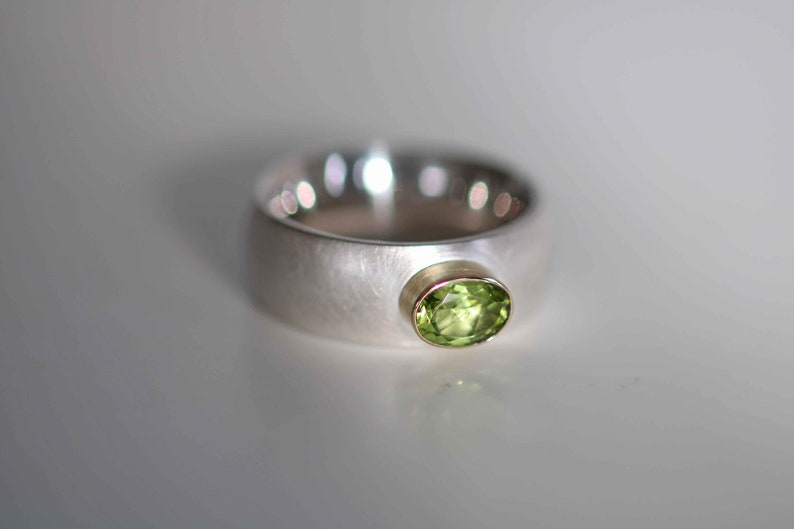 Solid silver ring with a beautiful faceted peridot set in 750 gold by Frank Schwope, goldsmith work, ring, peridot, unique image 8