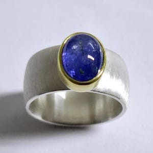 Bague en argent avec belle tanzanite ovale sertie sur or 750 de Frank Schwope, tanzanite, bijoux uniques, travail d'orfèvrerie, bague, bleu