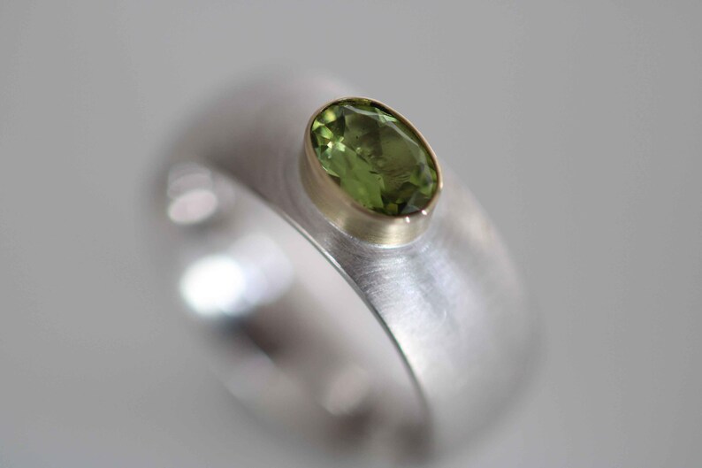 Solid silver ring with a beautiful faceted peridot set in 750 gold by Frank Schwope, goldsmith work, ring, peridot, unique image 2