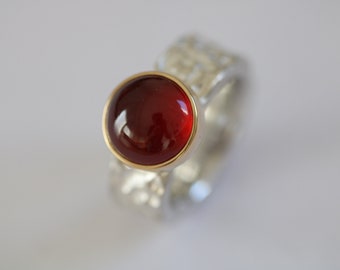 Ring in Silber mit schönem in 750Gold gefassten runden Granat von Frank Schwope, Rot, Granat, Unikatschmuck, Goldschmiedearbeit, Ring, Edel