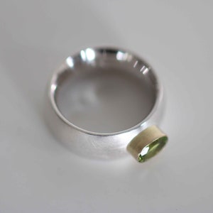 Solid silver ring with a beautiful faceted peridot set in 750 gold by Frank Schwope, goldsmith work, ring, peridot, unique image 9