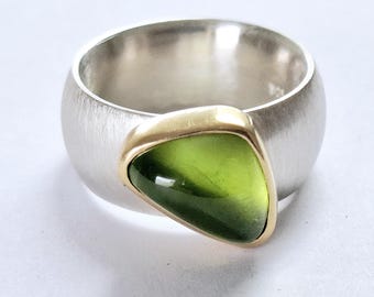Ring in zilver met een prachtige groene peridoot gezet in 750 goud van Frank Schwope, groen, unieke sieraden, goudsmeedwerk, ring, olijf