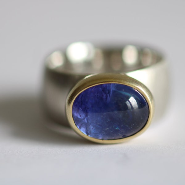 Bague en argent avec une belle tanzanite ovale sertie d'or 900 par Frank Schwope, tanzanite, bijou unique, travail d'orfèvrerie, bague, bleu