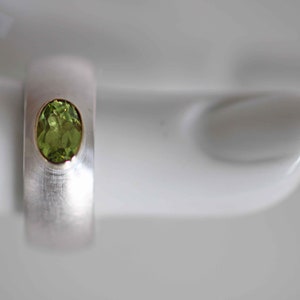 Solid silver ring with a beautiful faceted peridot set in 750 gold by Frank Schwope, goldsmith work, ring, peridot, unique image 7