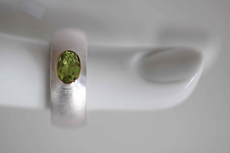 Solid silver ring with a beautiful faceted peridot set in 750 gold by Frank Schwope, goldsmith work, ring, peridot, unique image 7