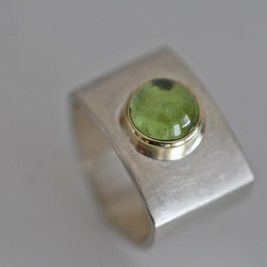 Bague avec un beau péridot en argent massif par Frank Schwope, péridot, or, vert, pierre gemme, travail d'orfèvre