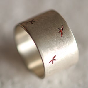 Bague en argent avec ornement circonférentiel d’oiseaux par Frank Schwope, argent, bague, oiseaux, bijoux uniques, bijoux uniques, Wissgoldingen, émail, rouge