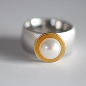 Bague de rêve en argent massif avec perle en coquille d'or 900 / 22kt par Frank Schwope, or, argent, perle, travail d'orfèvrerie, bijoux uniques, AU