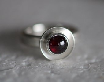 Bague avec grenat bordeaux en argent massif 925 par Frank Schwope, bague, argent, unique, bijou, bijou unique, grenat, bordeaux, noble