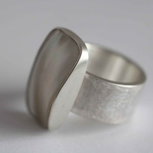 Bague avec belle incrustation de nacre blanche massive de Frank Schwope, nacre, bague solitaire, bijoux uniques, pièce unique, travail d'orfèvrerie, bague