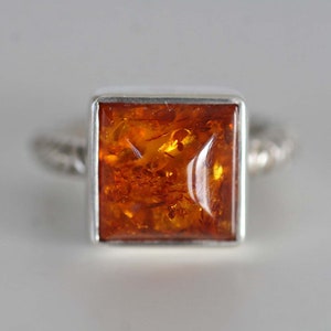 Bague en argent délicate et décorée avec ambre fin de Frank Schwope, ambre, couleur miel, bijoux uniques, travail d'orfèvre